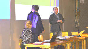 Bildningsdirektör Kurt Torsell (längst till höger) var med på informationsmötet. Föräldrakväll i Söderkulla skolcentrum