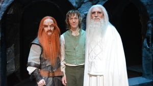 Gimli (Antti Kyllönen), Frodo (Stefan Karlsson) och Gandalf (Mika Kujala) på Sagan om ringen- pjäsen på Åbo stadsteater. Karaktärer från Sagan om ringen- pjäsen poserar i kulisserna på Åbo stadsteater.