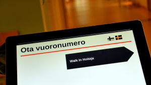 Bara att gå in och ta en kölapp. Kölappsmaskin i hälsocenetral.