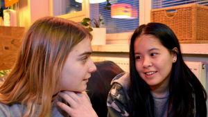 Hanna Silberstein och Hanna Lai hänger mycket på Youtube. Två vänner sitter i en soffa