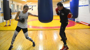 Veera och Aslak hör till klubbens aktiva. Aslak och Vera sparrar mot en boxningssäck.