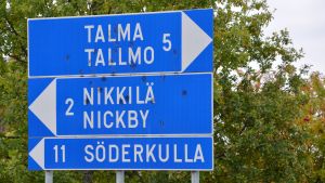 Sibbo kommuns tre tillväxtcentra. Nickby och Söderkulla byggs ut nu - Tallmo i framtiden. vägskylt med namnen tallmo, nickby och söderkulla
