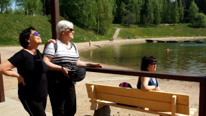 Anita Krook, Marja Nurmi och Aino Marttinen. Tre kvinnor som njuter av solsken vid en strand.