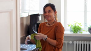 Rose har varit i Finland i sju år. Hon har endast åkt hem för korta semestrar och för att föda barn Rose städar hemma hos en barnfamilj i Finland.