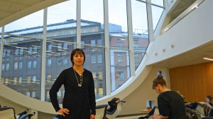 Itzel kan man ofta hitta i Kaisa-Huset, ett av hennes smultronställen i Helsinfors Itzel Labra i Kaisa-Huset i Helsingfors