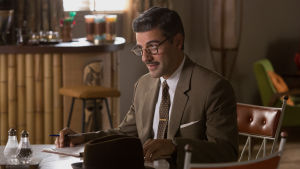 Nej, du skall inte försöka fuska med försäkringarna om Bud (Oscar Isaac) är försäkringsagenten. Bud Cooper (Oscar Isaac) sitter vid ett köksbord och ser finurlig ut.