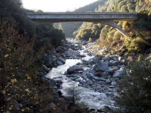 Silta Yuba-joen yli.
