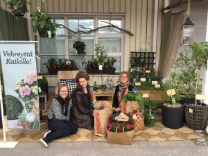 Keudan floristiopiskelijat Maarit, Iida ja Satu. Keudan floristiopiskelijat hyötypuutarhassaan.