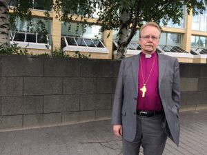 Arkkipiispa Kari Mäkinen osallistui Kajaanin Runoviikon Kirkkoiltaan. Mäkinen on väitellyt kirkkohistorian oppiaineessa kirjallisuusaiheesta. Arkkipiispa Kari Mäkinen Kajaanin Runoviikolla 2016.