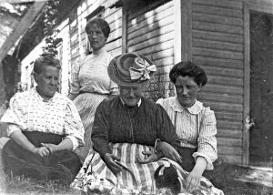 Olga Fabritius, Kirsti Moilanen, Helena Södergran ja Paula Orlowsky Södergranin talon pihalla.