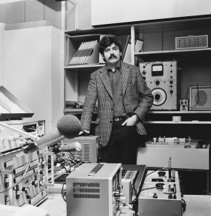 Jarmo Sermilä Yleisradion kokeilustudiossa Pasilan kalliosuojassa 20.3.1973. Jarmo Sermilä Yleisradion kokeilustudiossa Pasilan kalliosuojassa