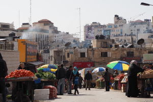 I Ramallah är palestinierna oroliga för Israles och USA:s nyvunna vänskap. Handelsgata i Ramallah.