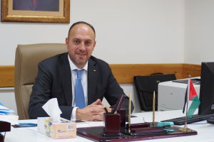 Hussam Zumlot som är president Mahmoud Abbas chefsstrateg i säkerhetsfrågor säger att palestinierna kan inget annat än se till att de håller lugnet i svåra tider som de här. Mahmoud Ababs chefstrateg Dr. Zumlot.