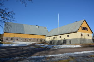 Stenbyggnad intill Svidja slott.