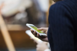 Konsttestarna utvärderar sitt besök genom en app. en person håller i en mobiltelefon