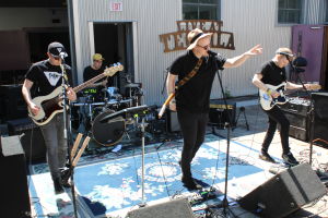 Satellite Stories esiintyi maaliskuussa South By Southwessä esim. leppoisissa iltapäivän grillibileissä. Satellite Stories esiintyy South By Southwest -festivaalilla Austinissa maaliskuussa 2017.