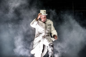 Till Lindeman, sångaren i Rammstein i en vit kostym på scenen på Rock Fest