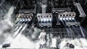 Till Lindeman, sångaren i Rammstein i en vit kostym på scenen på Rock Fest