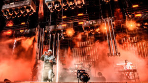 Till Lindeman, sångaren i Rammstein på scenen på Rock Fest mot röd belysning.