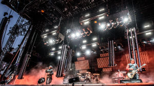 Till Lindeman, sångaren i Rammstein på scenen på Rock Fest mot röd belysning.