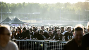 Publik från Rock Fest i motljus