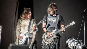 Peter Tägtgren och Greger Andersson i Pain spelar gitarr