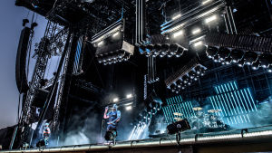 Till Lindeman, sångaren i Rammstein på scenen på Rock Fest mot blå belysning.