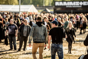 Två personer går mot en folkmassa på festivalen Rock Fest