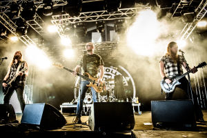 Bandet Kotiteollisuus på scenen på Rock Fest