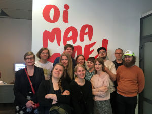 Osa näyttelyyn valituista tekijöistä pääsi avajaisiinkin. Joukko Kuopion taidemuseon Oi maamme! -näyttelyyn osallistuneista taiteilijoista.