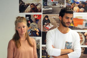 Riikka Theresa Innanen och 24-åriga Haider Al-Mashhadani från Irak. Haider berättar att han flydde Irak efter att han blivit kidnappad av shiamilisen. Han har också suttit i fängelse i tre månader i Irak. Riikka Theresa Innanen tillsammans med Haider från Irak.
