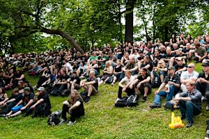 Tuska-yleisöä Kaisaniemessä vuonna 2010. Tuska-yleisöä istumassa nurmikolla vuonna 2010
