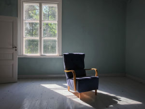 Inne i huvudkontoret är stämningen stark och inredningen minimalistisk, delvis efter olika konstprojekt. En musikvideo har spelats in i huset. Sininen nojatuoli tyhjässä huoneessa, taustalla moniruutuinen vanha ikkuna, josta paistaa kesäinen aurinko.