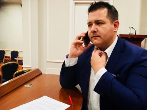 Mile Boshnjakovski, regeringens talesperson, vill ändra på attityderna i samhället. Mile Boshnjakovski, talesman för den makedonska regeringen.