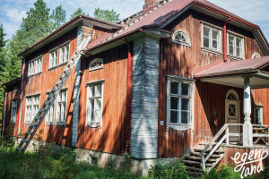 Trots att huset med delvis brutet takfall är nedgånget kan ögat vila på dess eleganta former. Byggnaderna på ön Varjakansaari är resta med så kallad resvirkesteknik, som var rätt ovanlig i Finland. Tekniken ökar på områdets byggnadshistoriska värde. Varjakansaaren vanhan sahakylän asuinrakennus, punavalkoinen kaksikerroksinen puutalo, maali kulunut, autiotalo.