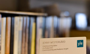 visitkort och dvd:n på hylla