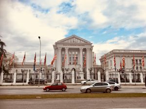 Regeringsbyggnaden i Skopje byggdes i slutet av 1960-talet huvudsakligen efter den då världskända japanska arkitekten Kenzō Tanges ritningar. Byggnaden totalrenoverades nyligen och fick en ny fasad som en del av Skopje 2014. Den nya fasaden på regeringsbyggnaden i Skopje, Makedoniens huvudstad är i nyklassicistisk stil.