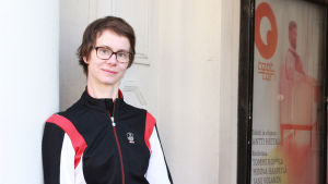 Milja Sarkola utanför Q-teatteri, där Något annat (Jotain toista) hade sin urpremiär 2015. Milja Sarkola