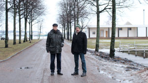 Här ska spårvagnen gå, enligt stadens planer. Timo Puska och Eero Minkkinen från Havshagen-sällskapet vill att det här lugna hörnet av Havshagen ska lämnas ifred. Bakom dem syns parken där invånarna kan sola sig och simma på sommaren, och Kulturbastun. Här ska spårvagnen gå, enligt stadens planer