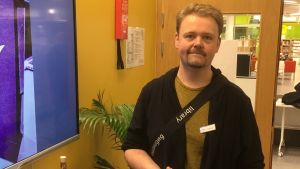 Bibliotekspedagogen Tobias Larsson vill se flera svenska ungdomar på biblioteket. Tobias Larsson på Äppelbiblioteket