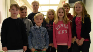 Joel Lindqvist, Hugo Söderlund, Oscar Blomqvist, Axel Kevin, Julia Selenius, Ellen Fast, Evert Lindberg och Jasmine Majasola förbereder sig inför jubileet på olika sätt. Elever i Höjdens skola i Tenala.