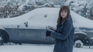 Fröken Fergusons känsla för snö. Brottsutredaren som spelas av Rebecca Ferguson frarmför sin insnöade bil.