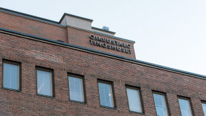 Helsingfors tingsrätt dömde Aarnio och en annan polis till fängelse. Nu ska hovrätten behandla fallet under en process, som blir utdragen. Helsingin oikeustalo Salmisaari
