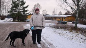 Anne Karlsson och labradoren Mikki. Anne Karlsson vid hyreshusen på Mörskomvägen 10 i Lovisa