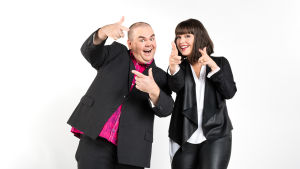 Johan Lindroos ja Eva Frantz ovat juontaneet De Eurovisaa 2012 lähtien De Eurovisa: Eva Frantz & Johan Lindroos