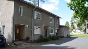 I Ekenäs kan man besöka A-kliniken som för tillfället finns i det här huset. Bild på ett rappat hus i två våningar. I bakgrunden träd och andra hus. En cykel står lutad mot väggen.