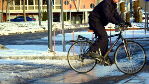 En person skadade sig när hen föll med cykeln på väg till jobbet. (Arkivbild) Cyklist på vintrig gata