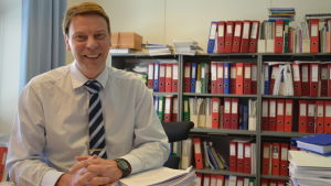 Peter Björk, professor i marknadsföring på Handelshögskolan i Vasa Peter Björk i sitt arbetsrum