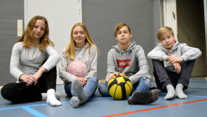 Sjuorna Alma Lindholm, Sofie Lindgren, Kevin Wiberg och Axel Fröberg gympar i blandade grupper. Alma Lindholm, Sofie Lindgren, Kevin Wiberg och Axel Fröberg sitter på ett gymnastiksalsgolv.
