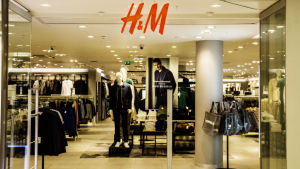 Experterna misstänker att det är överproduktion som ligger bakom behovet att bränna kläder. H&M klädaffär